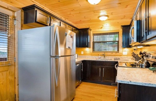 Gatlinburg - Pigeon Forge Cabin | Cozy 2bedroom cabin near Island/Dollywood at Pigeon Forge with Panormic Views