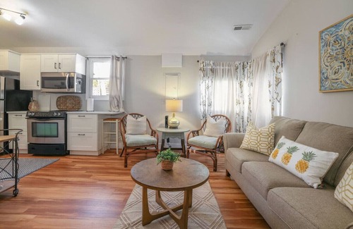 Mount Pleasant Apartment | Cozy 2br/1ba Shem Creek Hideaway!