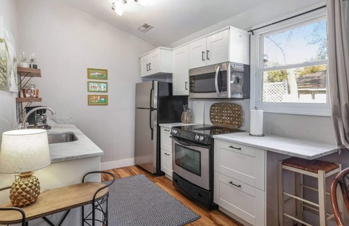 Mount Pleasant Apartment | Cozy 2br/1ba Shem Creek Hideaway!