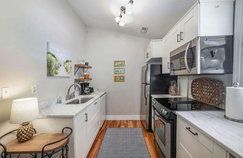 Mount Pleasant Apartment | Cozy 2br/1ba Shem Creek Hideaway!
