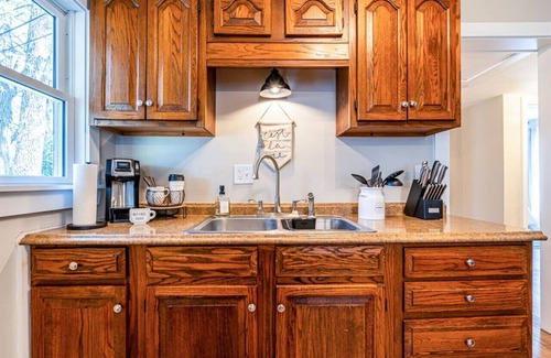 Decatur House | Cozy 2BR Bungalow in the Heart of the Historic District Convenient to Downtown