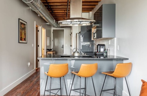 Central Business District Hotel | Cozy 2BR Condo Near Franklin Monument. Enjoy It!