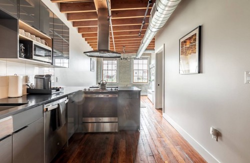 Central Business District Hotel | Cozy 2BR Condo Near Franklin Monument. Enjoy It!