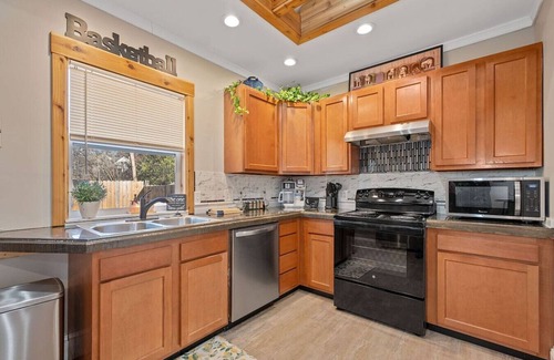 South Park Apartment | Cozy 2BR Cottage Near Miami Valley Hospital & UD