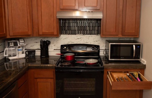 South Park Apartment | Cozy 2BR Cottage Near Miami Valley Hospital & UD