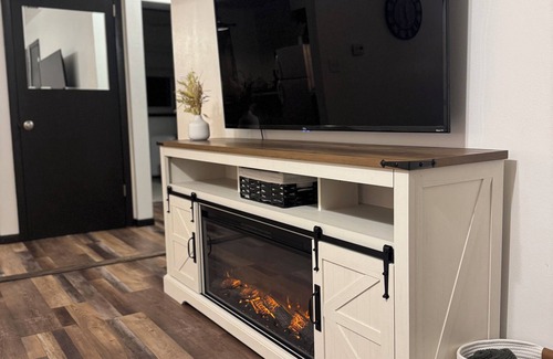 Oshkosh House | Cozy 2BR Firepit Minutes to Downtown & UW Campus Near Lake Winnebago