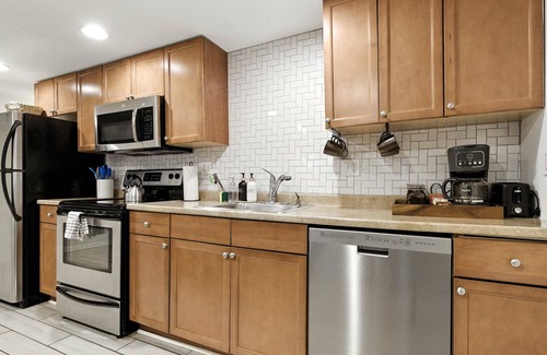 Near Northeast Apartment | Cozy 2BR Flat - Walk to METRO Union Market