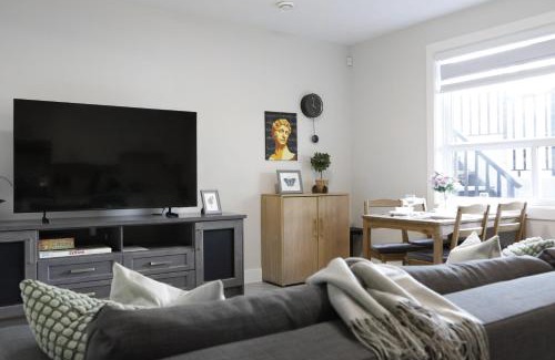 Willoughby House | Cozy 2BR for Family & Private Parking & Near Mall