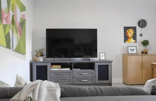 Willoughby House | Cozy 2BR for Family & Private Parking & Near Mall