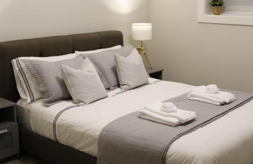 Willoughby House | Cozy 2BR for Family & Private Parking & Near Mall