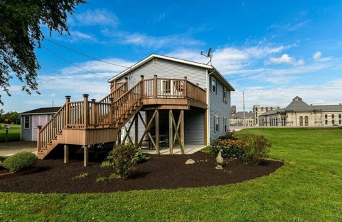 Mansfield House | Cozy 2BR home near Ohio State Reformatory!