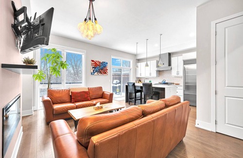 Vaughan House | Cozy 2BR Home w/Office, BBQ & Fireplace