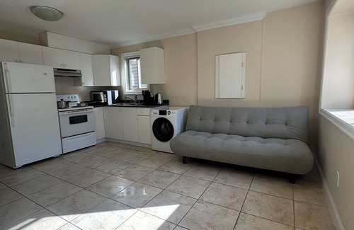 Marpole House | Cozy 2BR in West Side Kitchen & Living