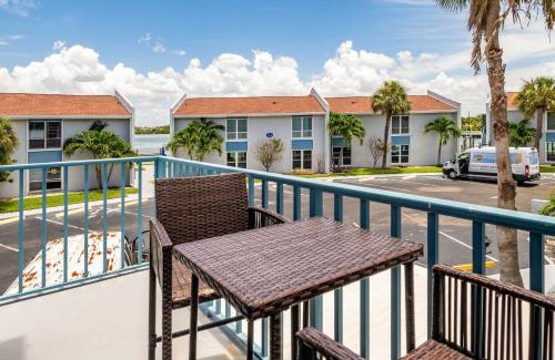 Madeira Beach House | Cozy 2BR Madeira Home near Beach with Pool & Gym