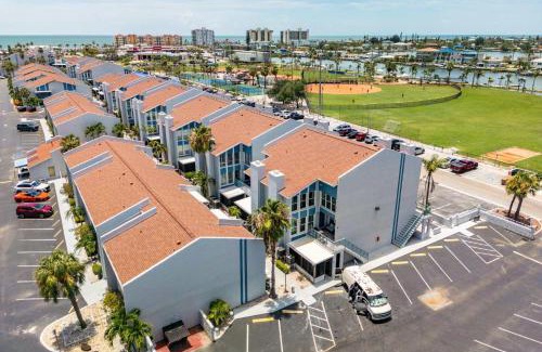 Madeira Beach House | Cozy 2BR Madeira Home near Beach with Pool & Gym