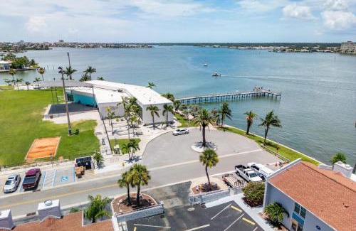 Madeira Beach House | Cozy 2BR Madeira Home near Beach with Pool & Gym