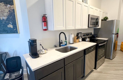 Elizabeth Apartment | Cozy 2BR Near Airport 4973