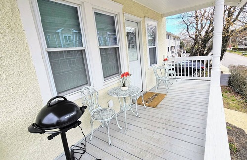 Greenwich Apartment | Cozy 2br retreat in charming Greenwich. Walk to restaurants & beach!