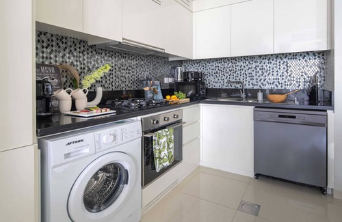 Sheikh Zayed Road Apartment | Cozy 2BR w City Views in Business Bay