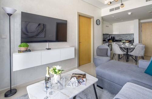 Sheikh Zayed Road Apartment | Cozy 2BR w City Views in Business Bay