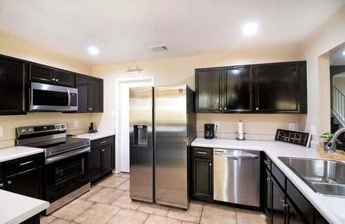 Converse House | Cozy 3 Bed, 2.5 BR Home with Amazing Outdoor Deck