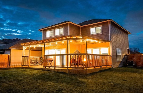 Converse House | Cozy 3 Bed, 2.5 BR Home with Amazing Outdoor Deck