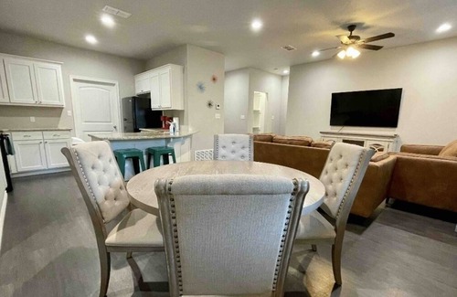 Longview House | Cozy 3 Bed 2 Bath Home