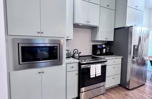 Fort Worth House | Cozy 3 bed home with hot tub, garage, EV