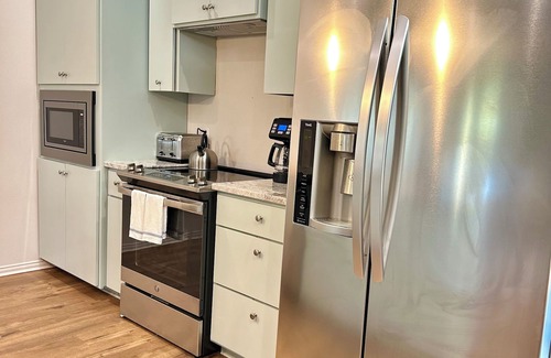 Fort Worth House | Cozy 3 bed home with hot tub, garage, EV