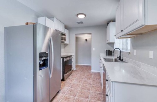 Clovis House | Cozy 3 Bedroom 2 Bath Home in Clovis, CA