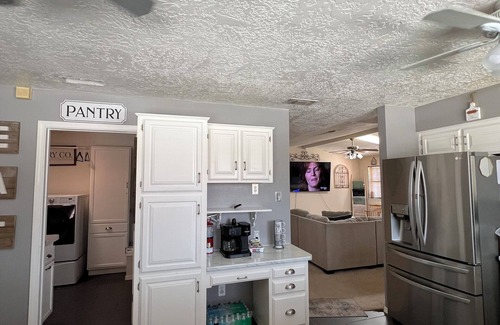 Roswell House | Cozy 3-Bedroom, 2-Bathroom Home with Jet Tub & Massage Chair