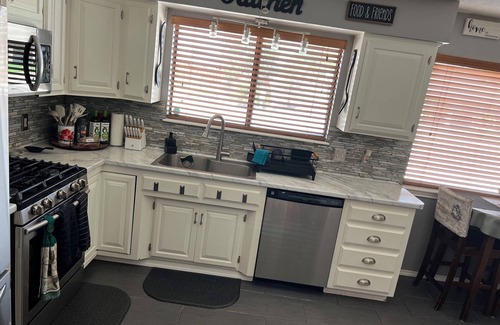 Roswell House | Cozy 3-Bedroom, 2-Bathroom Home with Jet Tub & Massage Chair