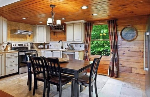 Linville Ridge Cabin | Cozy 3-bedroom cabin in charming Sugar Mountain with WiFi.