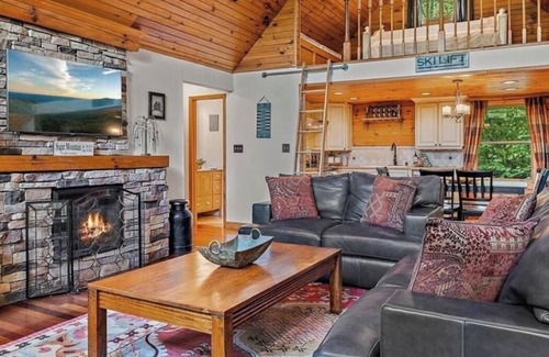 Linville Ridge Cabin | Cozy 3-bedroom cabin in charming Sugar Mountain with WiFi.