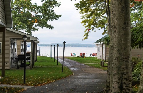Houghton Lake Cabin | Cozy 3-bedroom cabin with lake view and access.