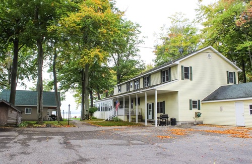 Houghton Lake Cabin | Cozy 3-bedroom cabin with lake view and access.