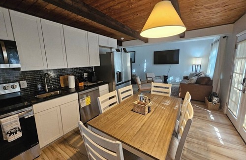 Tobyhanna Ski Chalet | Cozy 3-bedroom chalet in Tobyhanna/Mt Poconos w wifi come “Rewind & Relax”