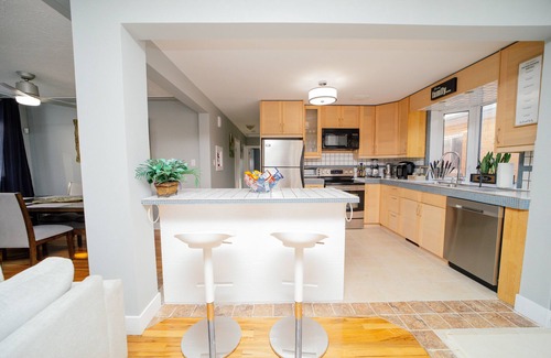 Northeast Edmonton House | Cozy 3 Bedroom Contemporary Home With Free Parking