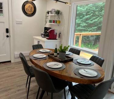 Bracebridge House | Cozy 3 Bedroom Cottage on Stunning Muskoka River