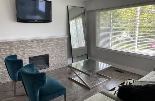 Surrey House | Cozy 3 bedroom home with 1.5 washrooms. King bed, 2 Queen. Fully stacked kitchen
