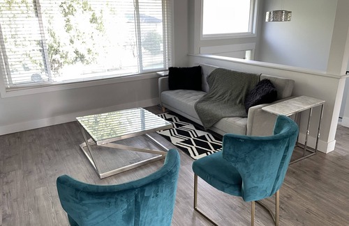 Surrey House | Cozy 3 bedroom home with 1.5 washrooms. King bed, 2 Queen. Fully stacked kitchen
