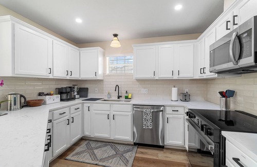 Central Arlington House | Cozy 3-bedroom house in Arlington, Walk to AT&T Stadium