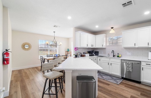 Central Arlington House | Cozy 3-bedroom house in Arlington, Walk to AT&T Stadium