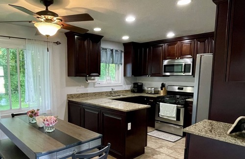Ashtabula House | Cozy 3-bedroom house in Saybrook on the Lake 4.2 m. To GOTL, 10 m. Spire
