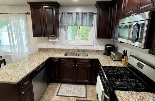 Ashtabula House | Cozy 3-bedroom house in Saybrook on the Lake 4.2 m. To GOTL, 10 m. Spire