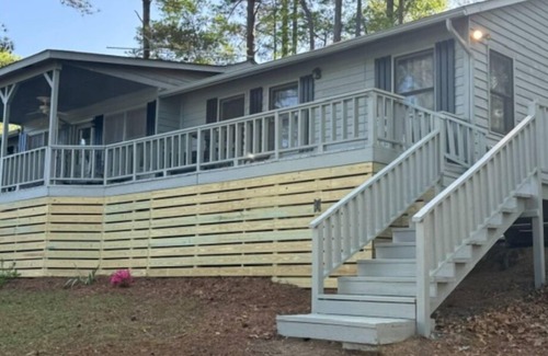 Milledgeville House | Cozy 3-bedroom lake front property on Lake Sinclair with 2 private docks