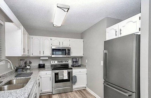 Charlotte House | Cozy 3-bedroom villa in the heart of Charlotte! Free WIFI & Private Parking
