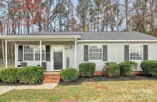Charlotte House | Cozy 3-bedroom villa in the heart of Charlotte! Free WIFI & Private Parking