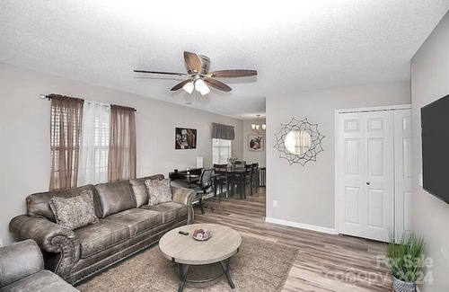Charlotte House | Cozy 3-bedroom villa in the heart of Charlotte! Free WIFI & Private Parking