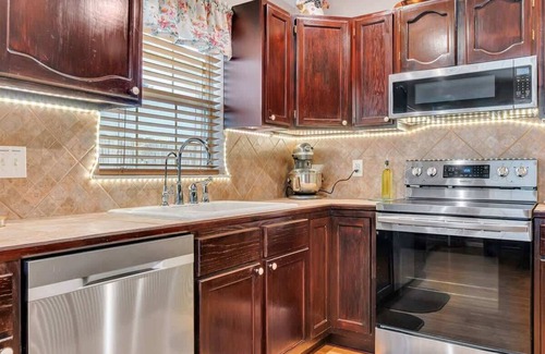 West San Antonio House | Cozy 3-BR House | Piano | Outdoor Grill | Sleeps 7